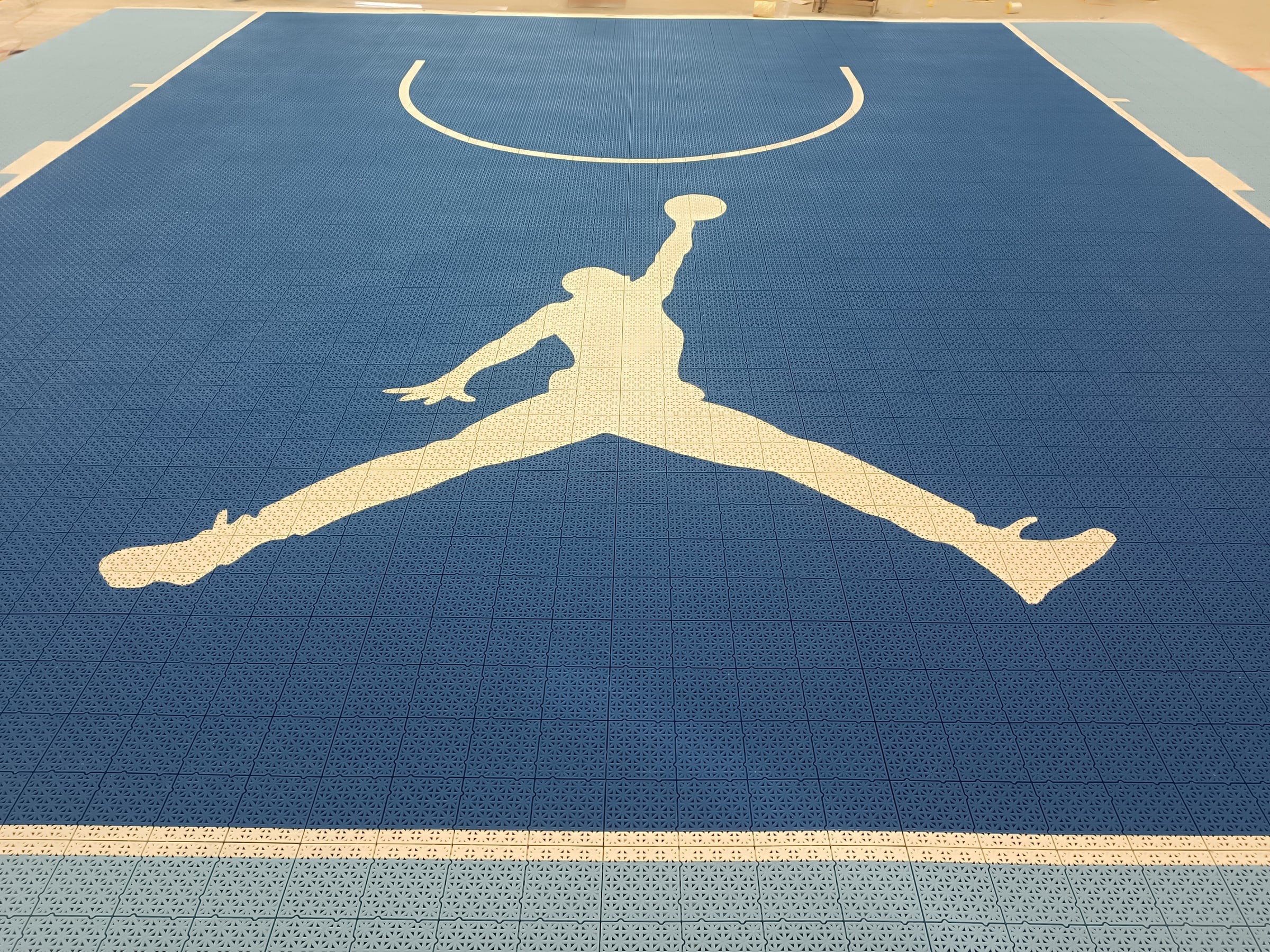 light blue and deep blue Jumpman one-hoop Large Elite tile backyard basketball court in France, project photo 1