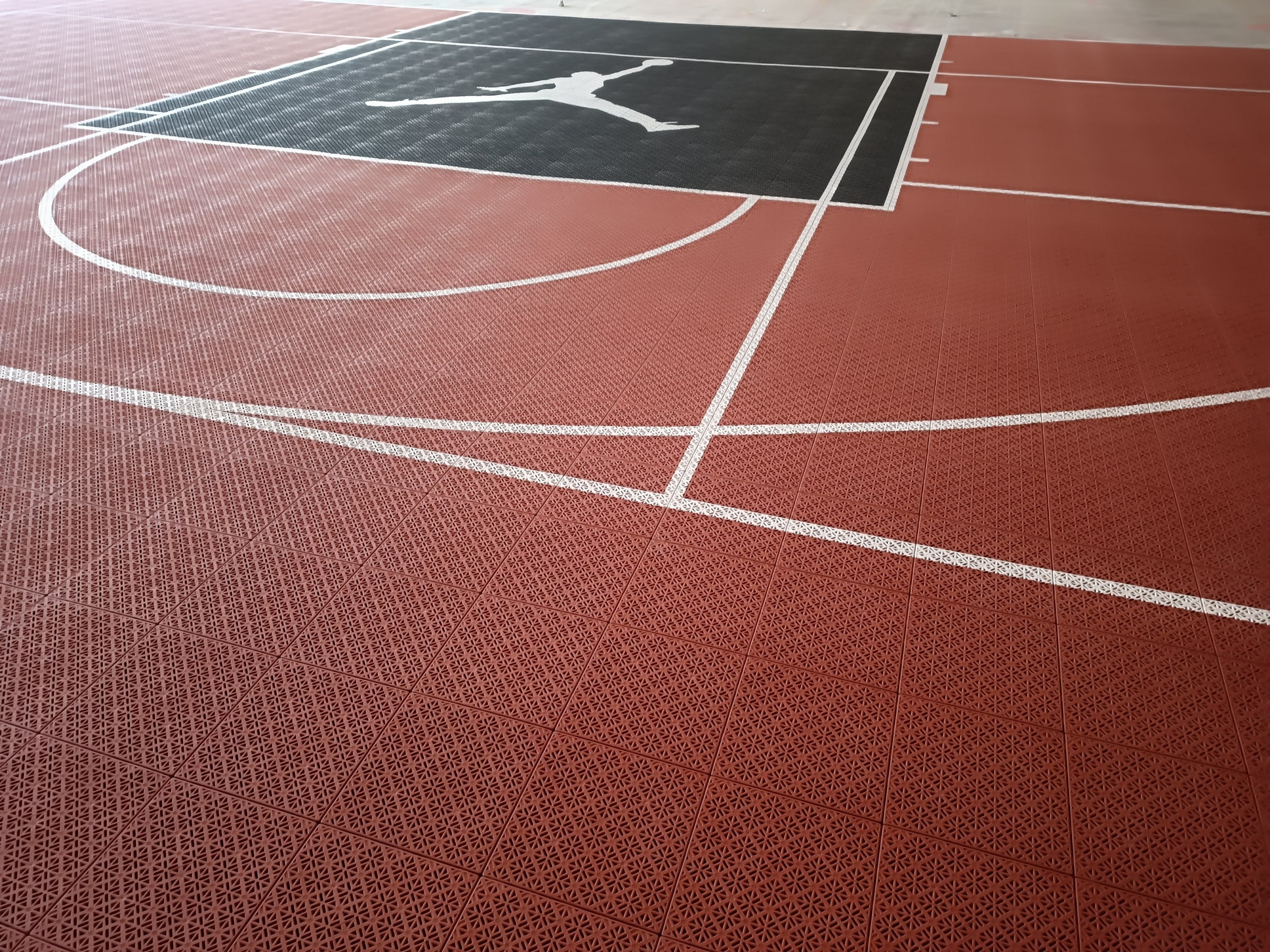 rust and black Jumpman one-hoop Elastic tile backyard basketball court in the Netherlands, project photo 3