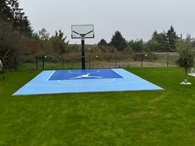 light blue and deep blue Jumpman one-hoop Large Elite tile backyard basketball court in France, project photo 12