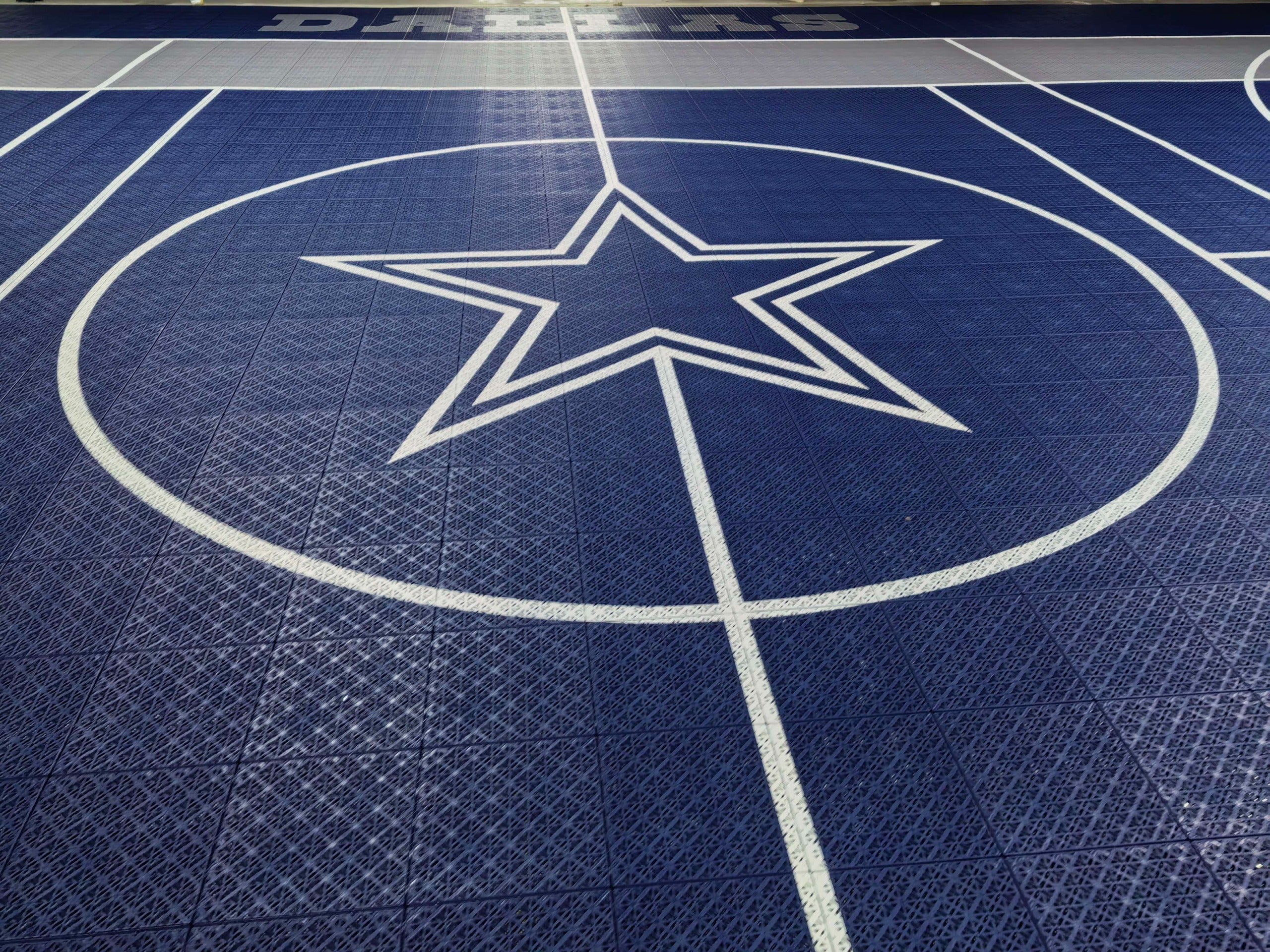 Central outlined star graphic on the navy Dallas basketball court