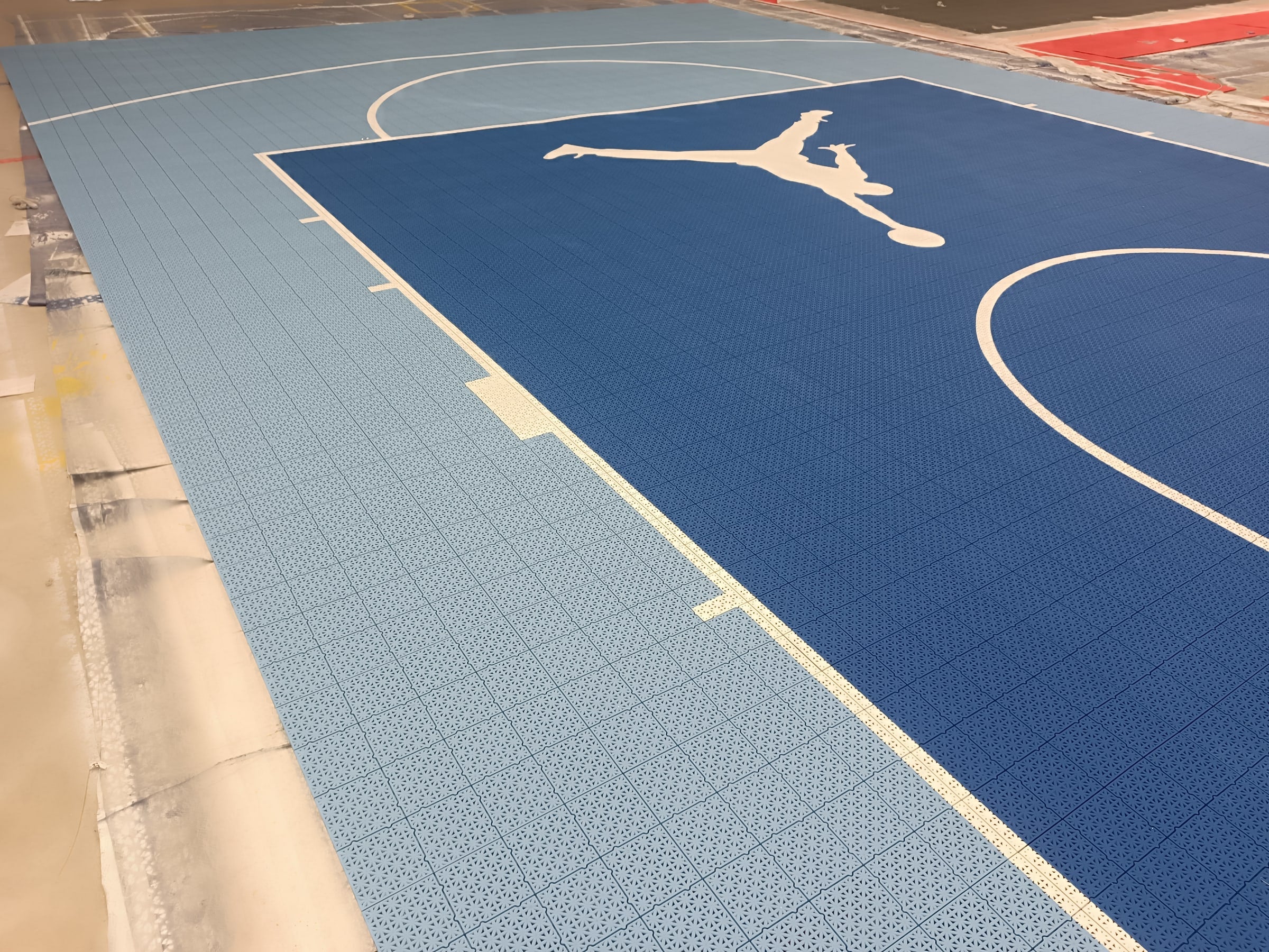 light blue and deep blue Jumpman one-hoop Large Elite tile backyard basketball court in France, project photo 4