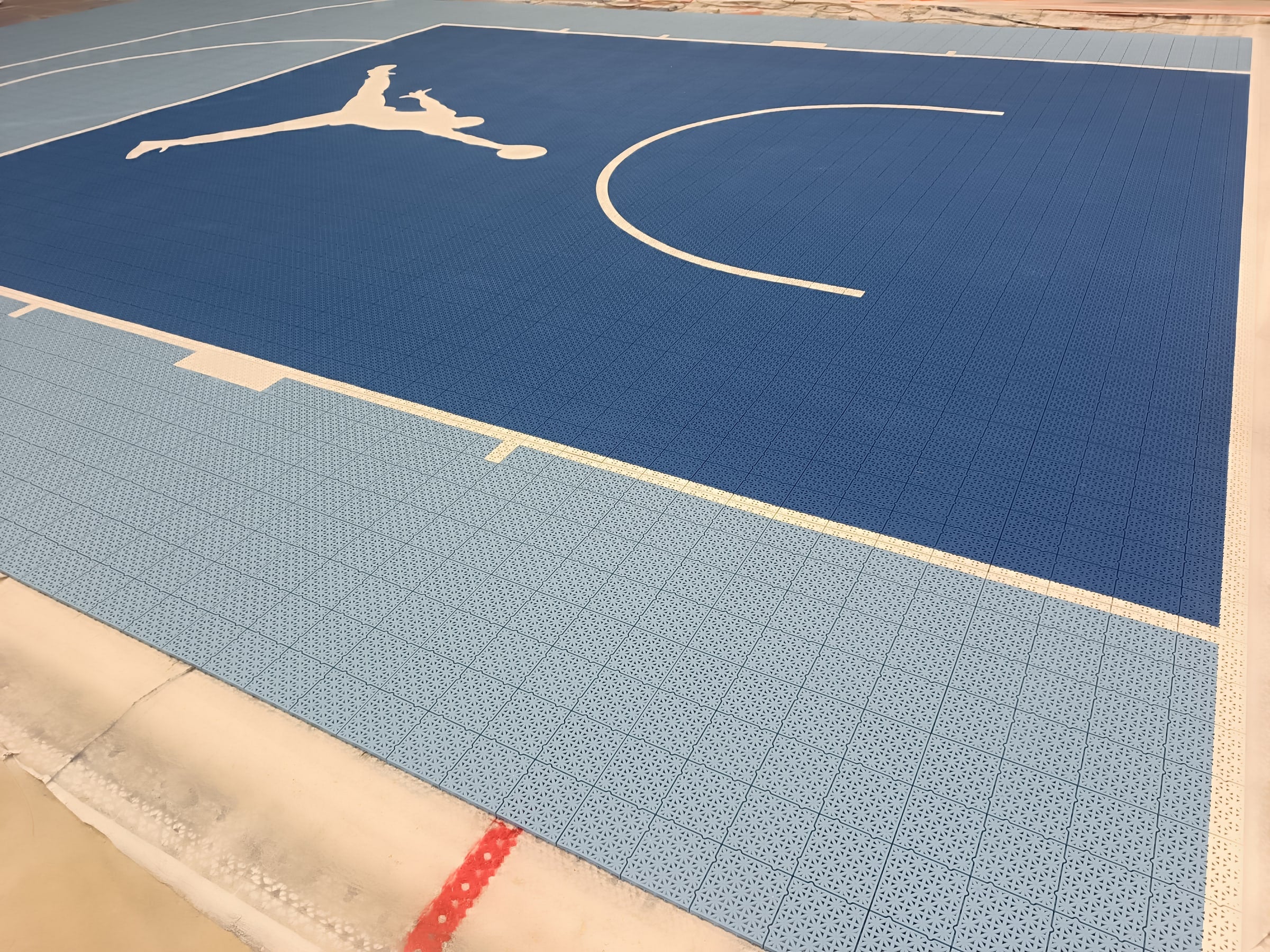light blue and deep blue Jumpman one-hoop Large Elite tile backyard basketball court in France, project photo 5