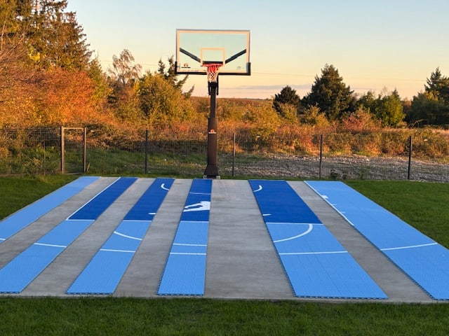 light blue and deep blue Jumpman one-hoop Large Elite tile backyard basketball court in France, project photo 9