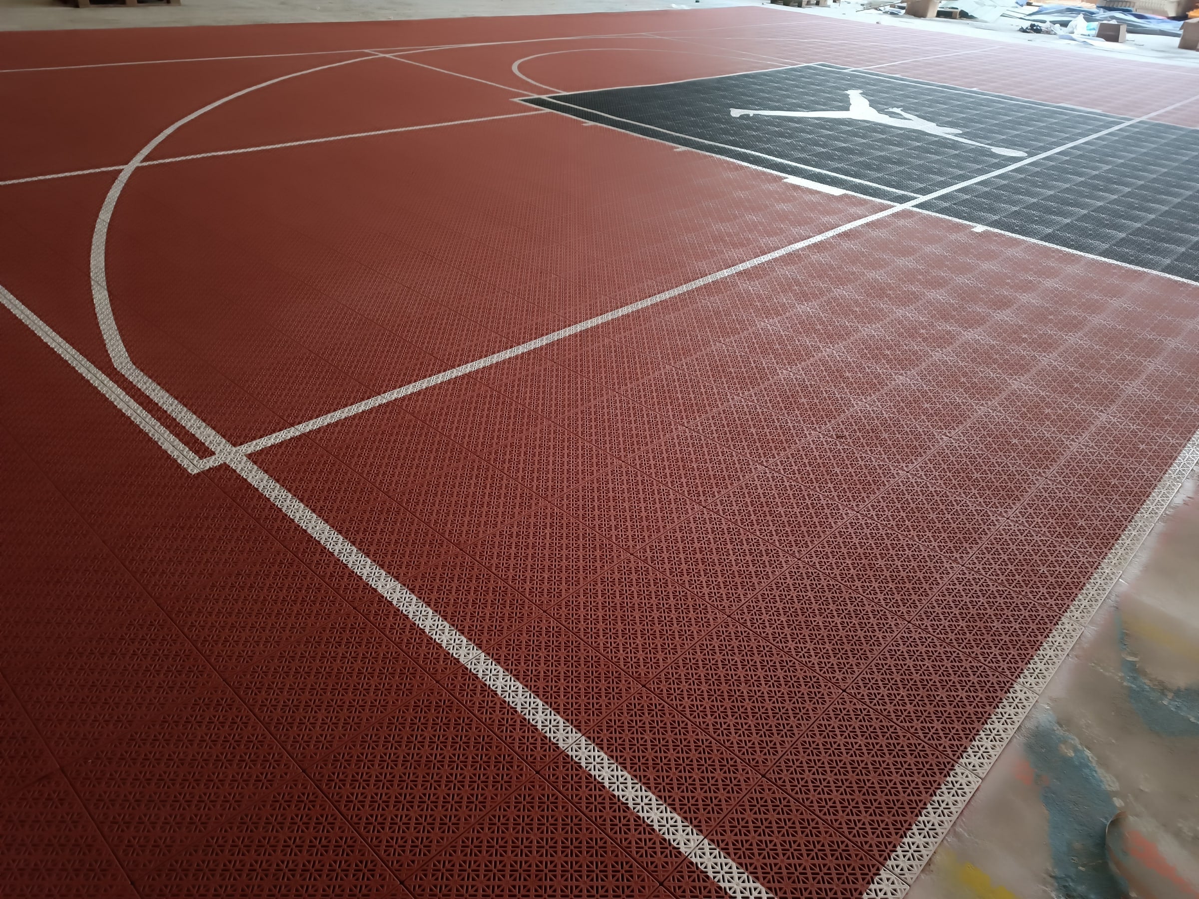 rust and black Jumpman one-hoop Elastic tile backyard basketball court in the Netherlands, project photo 1