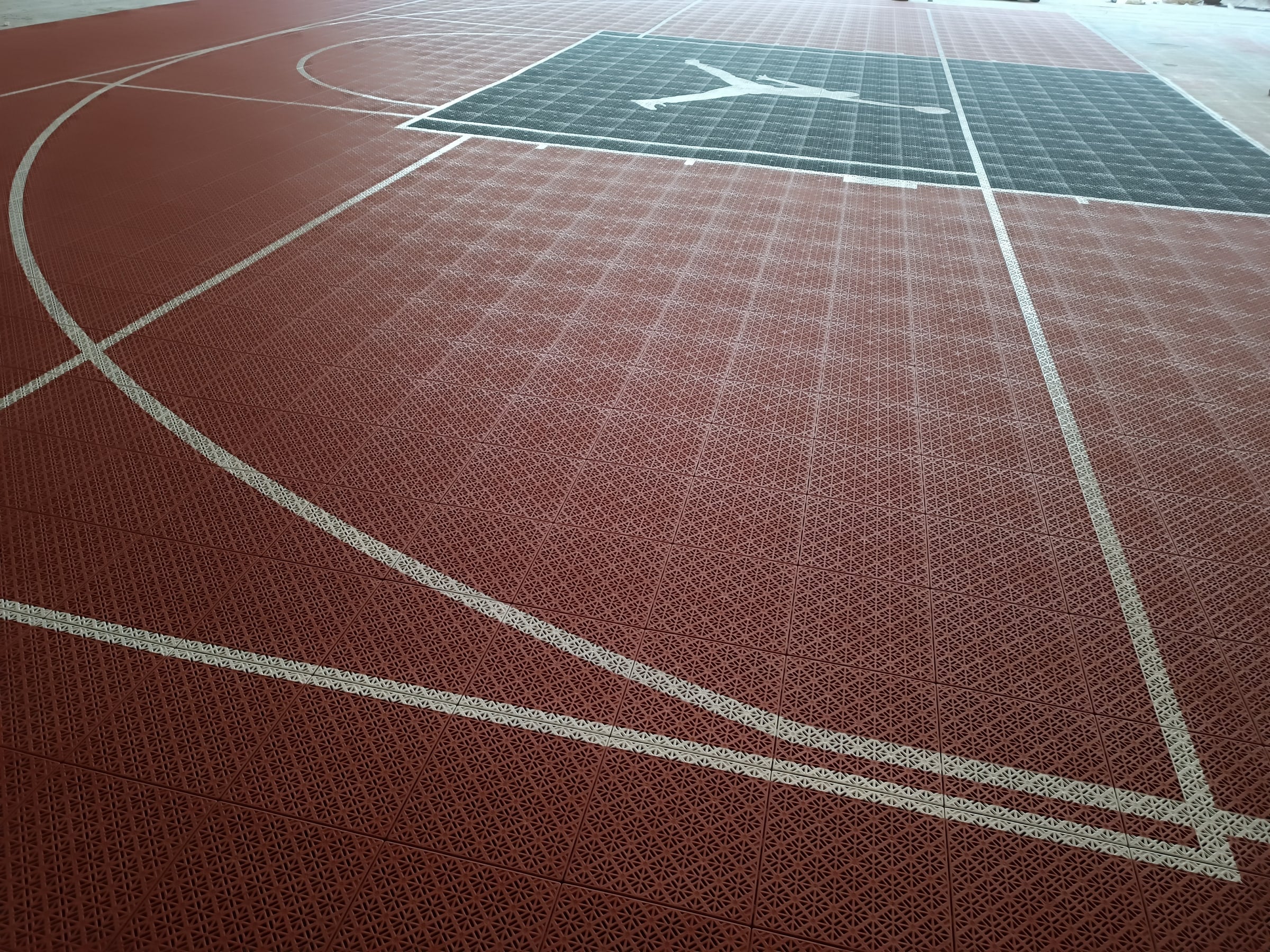 rust and black Jumpman one-hoop Elastic tile backyard basketball court in the Netherlands, project photo 2