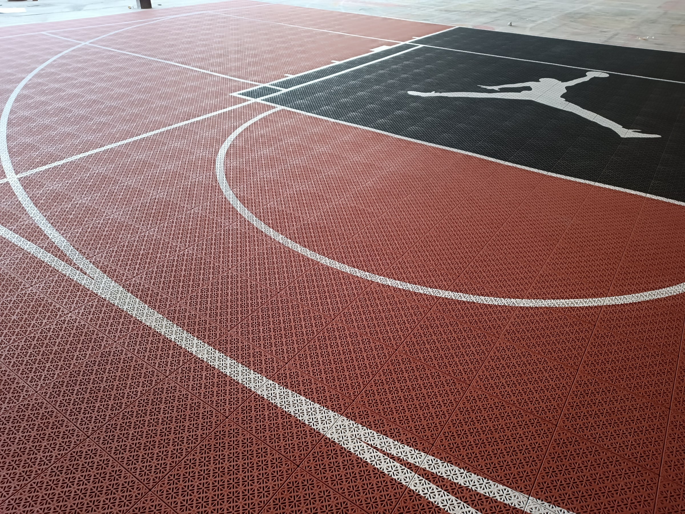 rust and black Jumpman one-hoop Elastic tile backyard basketball court in the Netherlands, project photo 4