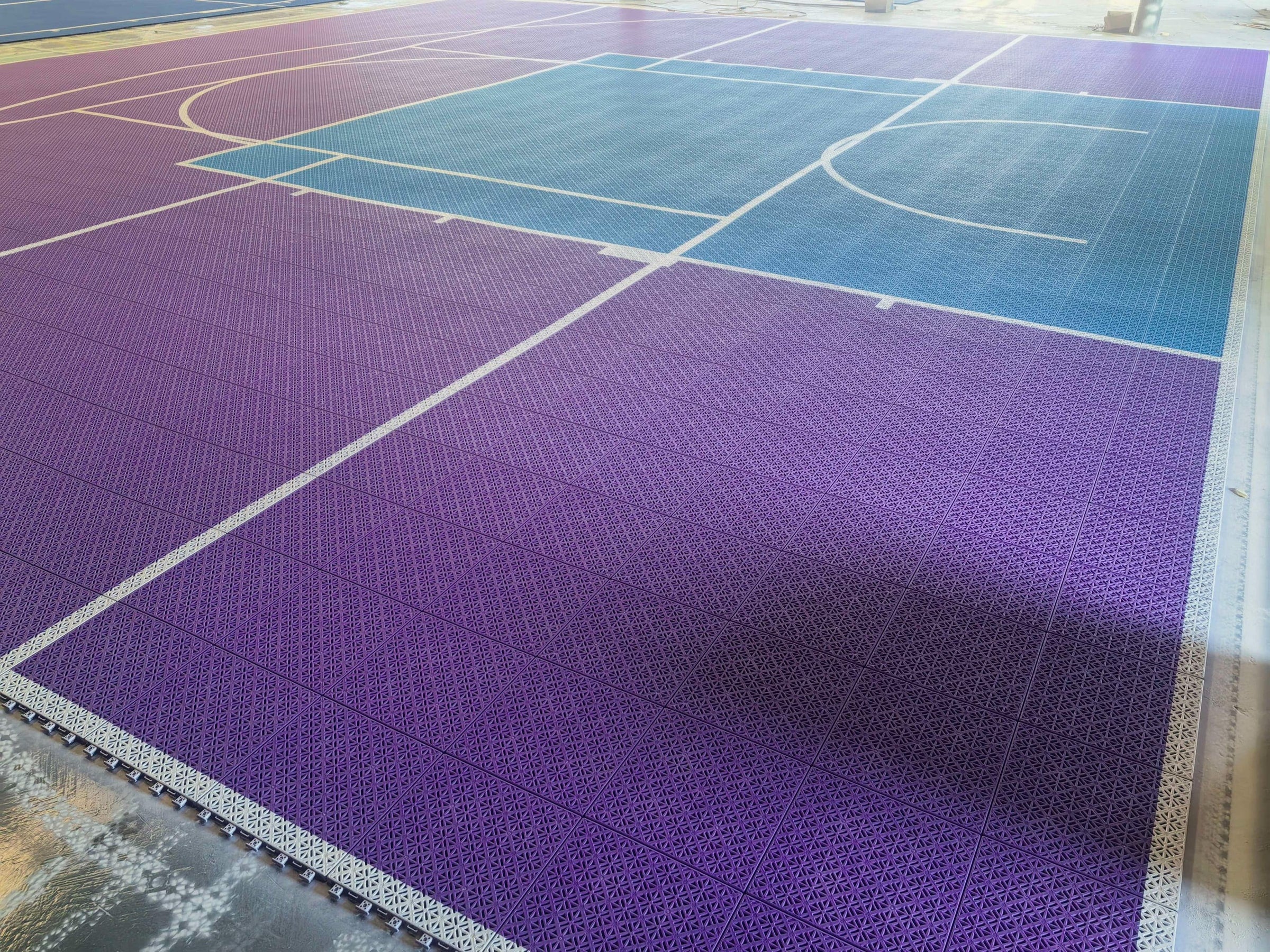 Completed 35 by 30 tile Québec court with white perimeter edging, project photo 4